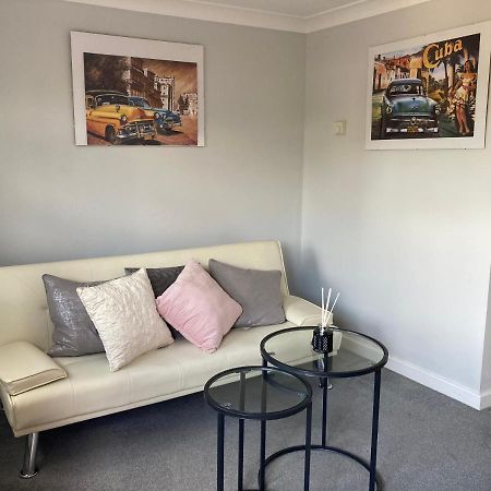 Cozy Bicester Village Townhouse With Garden ภายนอก รูปภาพ