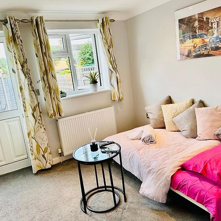Cozy Bicester Village Townhouse With Garden ภายนอก รูปภาพ